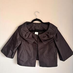 Sophisticated Black Cape with Dramatic Collar